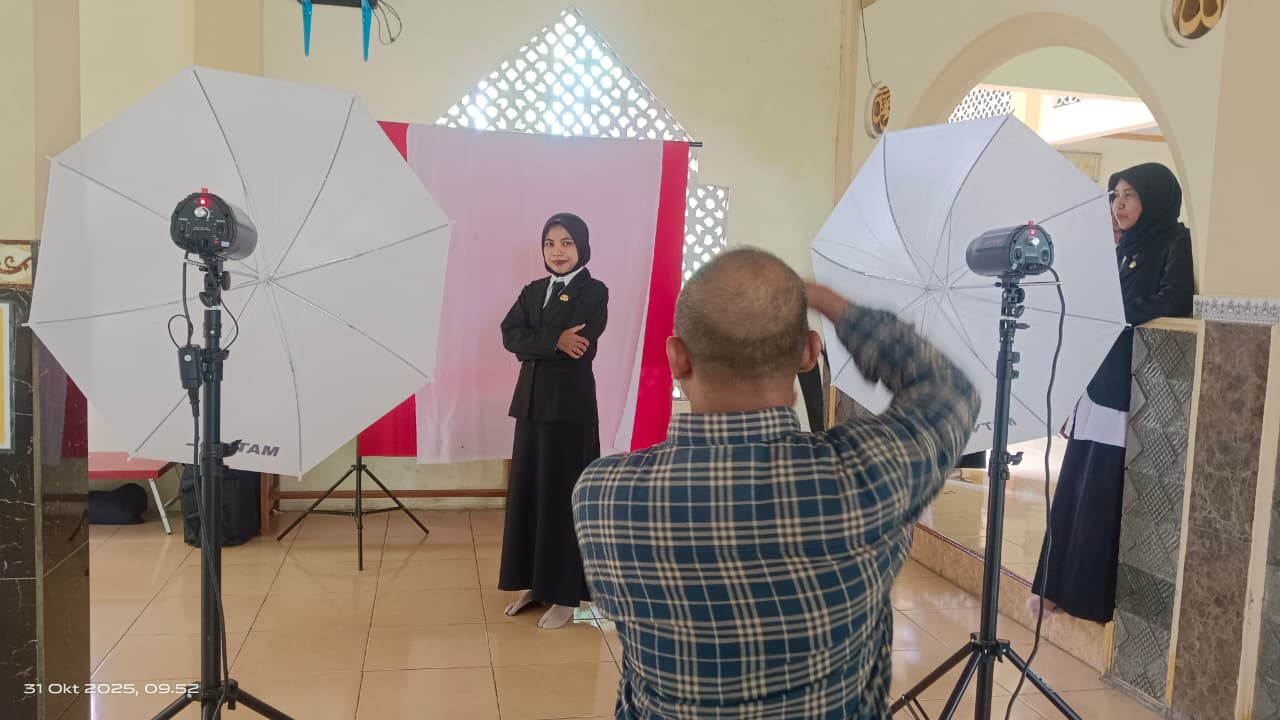 Siap Tampil di Era Digital, ASN MTsN 9 Bantul Update Data dan Foto